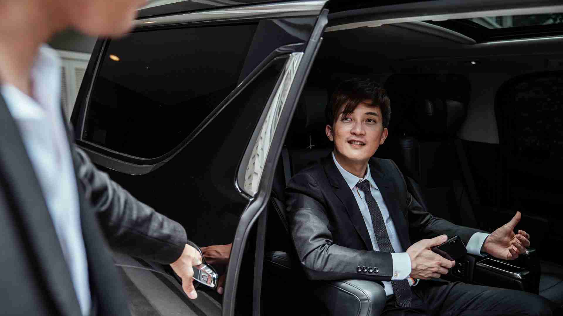Private-chauffeur-in-northcote luxury car service
